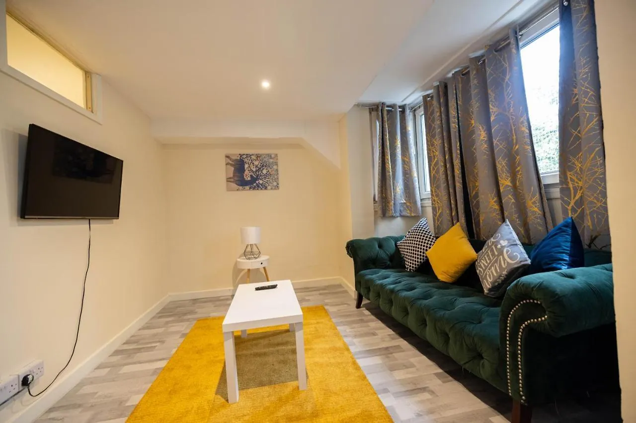 3 Bedrooms-8Guests-Babycot-15Mintopepys-Freeparkg London
